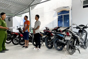 Đối tượng Đặng Xuân Hải và Nguyễn Kim Giàu cùng xe máy trộm cắp.
