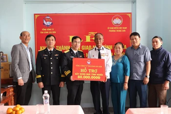 Các đơn vị bàn giao nhà tình nghĩa cho gia đình ông Nguyễn Hữu Vang, trú tại phường Trung Sơn, thành phố Sầm Sơn, tỉnh Thanh Hóa.