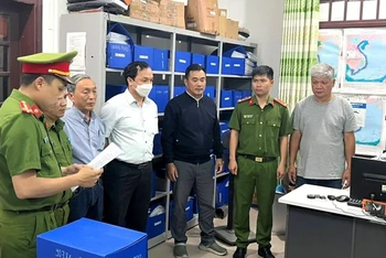 Cơ quan Cảnh sát điều tra Công an TP Đà Nẵng tống đạt các quyết định đối với 4 bị can, ảnh Công an cung cấp.