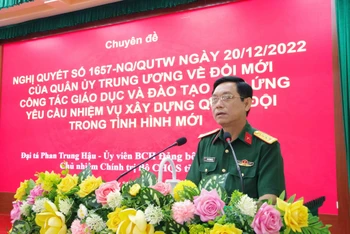 Đại tá Phan Trung Hậu - Chủ nhiệm Chính trị Bộ Chỉ huy Quân sự tỉnh báo cáo chuyên đề tại hội nghị.