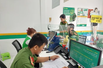 Lực lượng Công an kiểm tra phòng giao dịch của Công ty F88 tại phường 2, thành phố Cao Lãnh.