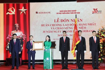 Phó Chủ tịch nước Võ Thị Ánh Xuân trao Huân chương Lao động hạng Nhất tặng Agribank. 