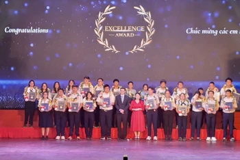 Học sinh Thành phố Hồ Chí Minh nhận chứng chỉ tiếng Anh phổ thông Quốc tế Pearson Edexcel.