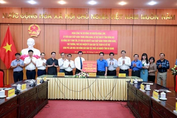 Đồng chí Nguyễn Hồng Lĩnh trao bảng hỗ trợ kinh phí làm nhà ở đồng bào dân tộc thiểu số nghèo cho lãnh đạo tỉnh Hà Giang.