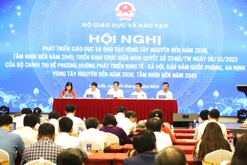 Bộ trưởng Bộ Giáo dục và Đào tạo Nguyễn Kim Sơn và các đại chủ trì hội nghị.
