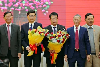 Tại kỳ họp thứ 9 HĐND tỉnh, ông Nguyễn Ngọc Phúc (giữa) được bầu giữ chức Phó Chủ tịch UBND tỉnh Lâm Đồng. 
