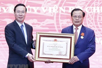 Chủ tịch nước Võ Văn Thưởng trao Huân chương Hồ Chí Minh tặng đồng chí Phạm Quang Nghị, nguyên Ủy viên Bộ Chính trị, nguyên Bí thư Thành uỷ Hà Nội. 