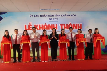 Phó Chủ tịch nước Võ Thị Ánh Xuân cắt băng khánh thành Bệnh viện Ung bướu tỉnh Khánh Hòa.
