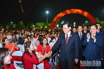 Chủ tịch Quốc hội Vương Đình Huệ với các đại biểu dự buổi lễ.