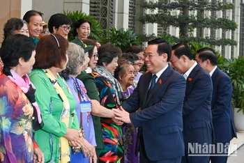 Chủ tịch Quốc hội Vương Đình Huệ với các đại biểu Đoàn cựu tù chính trị và tù binh Thành phố Hồ Chí Minh.