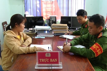 Chị Phạm Thị Nga trình báo thông tin vụ việc tại Công an xã Hà Mòn.