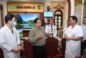 Thủ tướng Phạm Minh Chính kiểm tra việc khám chữa bệnh tại Bệnh viện Bạch Mai.