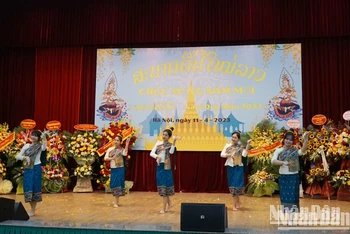 Một tiết mục văn nghệ chào mừng Tết Bun Pi May tại Đại sứ quán Lào.