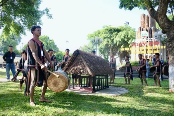Trình diễn cồng chiêng một tiết mục thu hút khách tham quan tại Ngày hội văn hóa các dân tộc tỉnh Gia Lai lần thứ 2-2023.