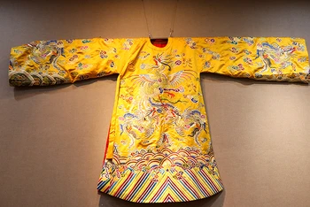 “Phượng bào”, trang phục được phỏng dựng dựa trên hiện vật được trưng bày trong triển lãm “Triều phục Việt Nam” năm 2017.