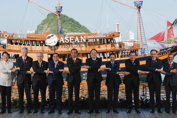 Các nhà lãnh đạo ASEAN chụp ảnh lưu niệm trước khi bắt đầu phiên khai mạc Hội nghị Cấp cao ASEAN 42.