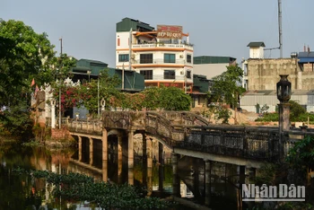 Cầu Khum nằm ở phía Đông của làng Yên, thuộc xã Thạch Xá, huyện Thạch Thất. Cầu tiếp giáp với trục đường giao thông liên xã Thạch Xá - Hữu Bằng.