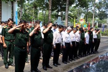 Các đồng chí lãnh đạo tỉnh Đồng Nai và đại biểu dành phút tưởng niệm các anh hùng liệt sĩ.