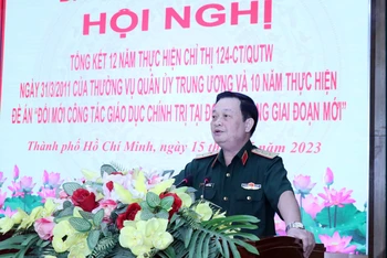 Trung tướng Trần Hoài Trung, Bí thư Đảng ủy, Chính ủy Quân khu 7, chủ trì hội nghị.