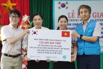 Đại diện Ban Thường vụ Hội Liên hiệp Phụ nữ huyện Gio Linh thay mặt các hộ gia đình tiếp nhận vốn từ nhà tài trợ.