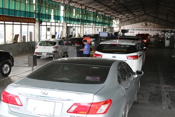 Tình trạng tắc nghẽn tại các Trung tâm đăng kiểm trên địa bàn Thành phố Hồ Chí Minh vừa gây bức xúc cho người đi đăng kiểm, vừa tăng chi phí vận tải hàng hóa. (Ảnh THẾ ANH).