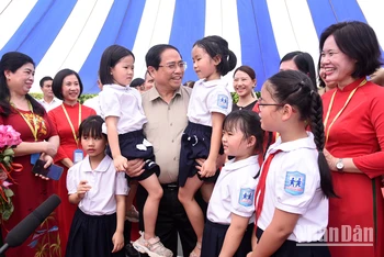 Thủ tướng Phạm Minh Chính thăm cô giáo và các em học sinh có hoàn cảnh đặc biệt tại Trường Phổ thông dân lập Hermann Gmeiner.