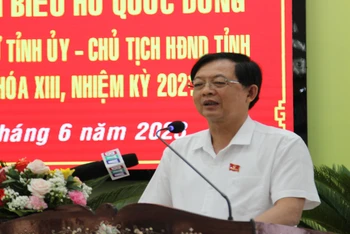 Đồng chí Bí thư Tỉnh ủy Hồ Quốc Dũng phát biểu tại buổi tiếp xúc cử tri thị xã Hoài Nhơn.