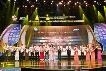 Lãnh đạo Thành phố Hồ Chí Minh trao giải nhất cho các tác giả. (Ảnh QUỐC THANH)