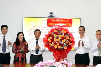 Đồng chí Hồ Thanh Sơn, Phó Bí thư Thường trực Tỉnh ủy Đồng Nai (thứ ba từ trái qua) tặng lẵng hoa chúc mừng Văn phòng đại diện Báo Nhân Dân tại Đồng Nai.