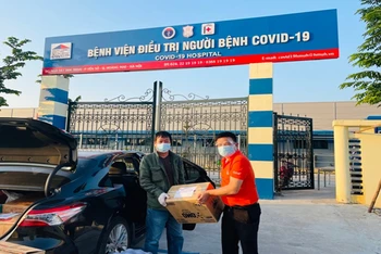 2021 Công đoàn PVEP tặng vật phẩm y tế các công đoàn viên bị Covid tại Trụ sở PVEP.