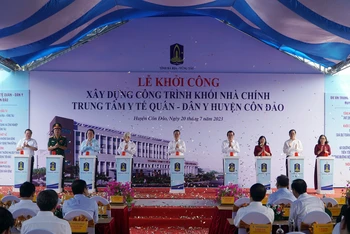 Chủ tịch nước Võ Văn Thưởng và các đại biểu thực hiện nghi thức bấm nút khởi công Trung tâm Y tế Quân - Dân y huyện Côn Đảo. (Ảnh: Báo Bà Rịa-Vũng Tàu)