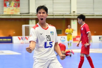 Niềm vui của Nguyễn Thịnh Phát ghi bàn phá vỡ thế bế tắc cho câu lạc bộ Thái Sơn Nam Thành phố Hồ Chí Minh.