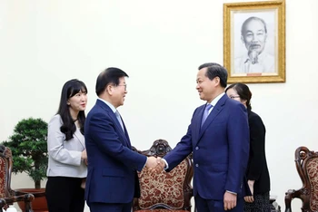 Phó Thủ tướng Lê Minh Khái (bên phải) tiếp cựu Chủ tịch Quốc hội Hàn Quốc Park Byeong-seug.