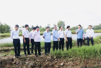 Phó Thủ tướng Trần Lưu Quang và Đoàn công tác thăm một số mô hình sản xuất nông nghiệp tại thị xã Giá Rai (Bạc Liêu).