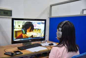  Phỏng vấn người lao động trực tuyến tại Sàn giao dịch việc làm Hà Nội.