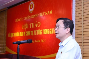 Trung tướng Khuất Việt Dũng, Phó Chủ tịch Hội Cựu chiến binh Việt Nam phát biểu ý kiến tại hội thảo.