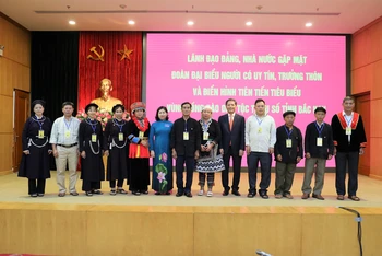 Đồng chí Trần Tuấn Anh trao Huy hiệu Bác Hồ tặng các đại biểu.