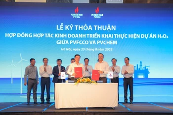 Lãnh đạo Petrovietnam, PVFCCo và PVChem chứng kiến lễ ký hợp đồng.