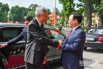 Chủ tịch Quốc hội Vương Đình Huệ chào mừng Thủ tướng Lý Hiển Long thăm chính thức Việt Nam.