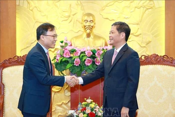 Đồng chí Trần Tuấn Anh, Uỷ viên Bộ Chính trị, Trưởng Ban Kinh tế Trung ương tiếp Đại sứ Hàn Quốc tại Việt Nam Park Noh Wan. Ảnh: TTXVN