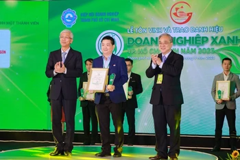 Ông Lâm Quốc Thanh, Tổng Giám đốc SATRA nhận Giấy chứng nhận và Kỷ niệm chương tại Lễ Tôn vinh và trao danh hiệu “Doanh nghiệp xanh Thành phố Hồ Chí Minh năm 2023”. 