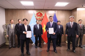 Lãnh đạo FPT Semiconductor và Công ty Silvaco (Hoa Kỳ) trao biên bản thỏa thuận hợp tác dưới sự chứng kiến của Thủ tướng Phạm Minh Chính.