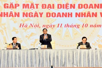 Thủ tướng Phạm Minh Chính chủ trì Hội nghị trực tuyến Thường trực Chính phủ gặp mặt đại diện doanh nhân nhân Ngày Doanh nhân Việt Nam. 