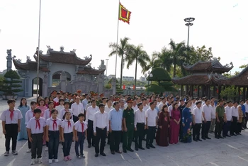 Các đại biểu dự lễ dâng hương kỷ niệm 120 năm ngày sinh đồng chí Lương Khánh Thiện.