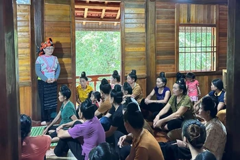 Cán bộ Hội Phụ nữ xã Hua Thanh tuyên truyền kiến thức pháp luật đến nhân dân trên địa bàn.