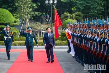 Chủ tịch Quốc hội Vương Đình Huệ duyệt đội danh dự Quân chủng Phòng không - Không quân.