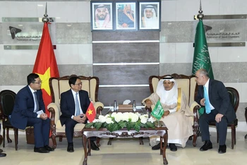 Thủ tướng Phạm Minh Chính tiếp lãnh đạo Liên đoàn các Phòng Thương mại Saudi Arabia.