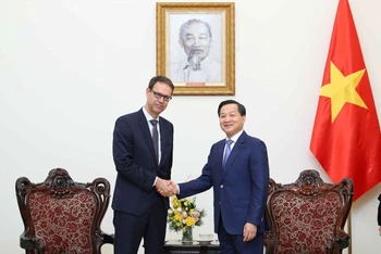 Phó Thủ tướng Chính phủ Lê Minh Khái tiếp Quốc vụ khanh Bộ Kinh tế, Giáo dục và Nghiên cứu Thụy Sĩ Dominique Paravicini.