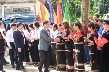  Đồng bào các dân tộc huyện Cư Kuin vui mừng được đón các đồng chí lãnh đạo về tham dự ngày hội.