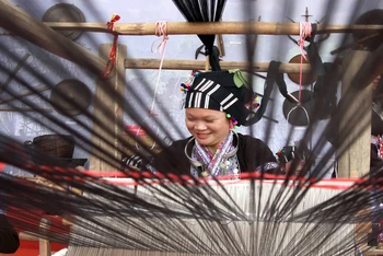 Trình diễn nghề dệt của đồng bào dân tộc Lự tại Lai Châu.